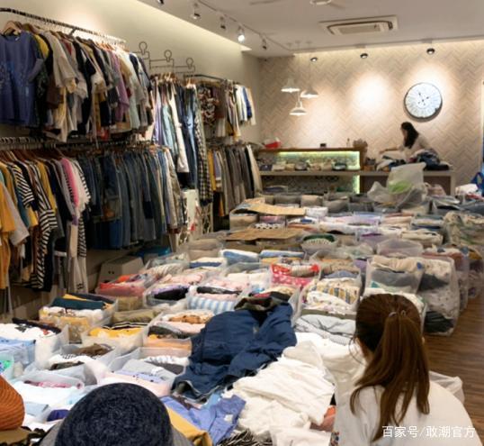 服裝批發(fā)市場(chǎng)的新服裝人 有生意有生活，照賺100萬(wàn)
